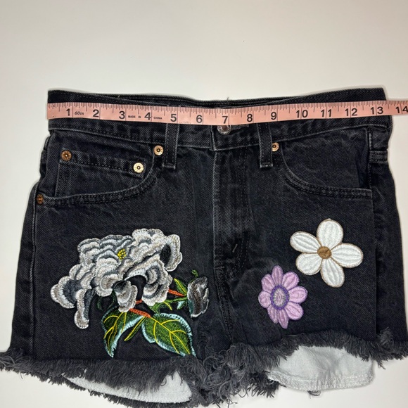 Levi’s Jean Shorts Distressed Flower Patches Black Size 16 Girl - Picture 3 of 7